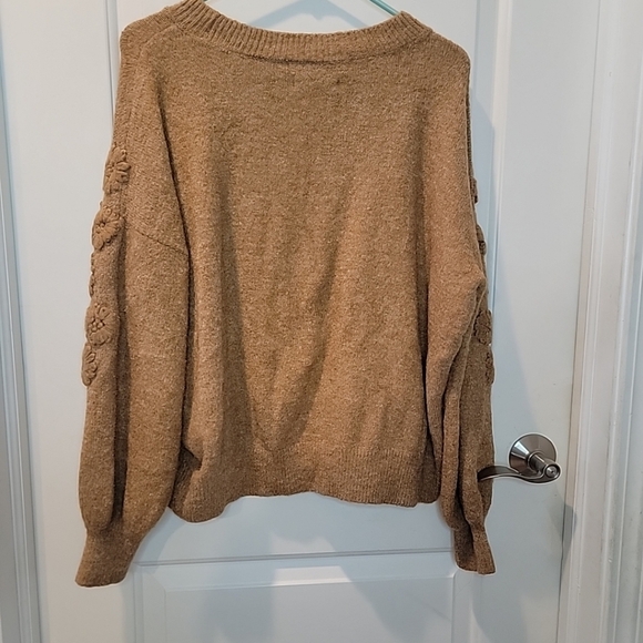 Cozy Tan Sweater with Floral Sleeves Size XL - Picture 6 of 9